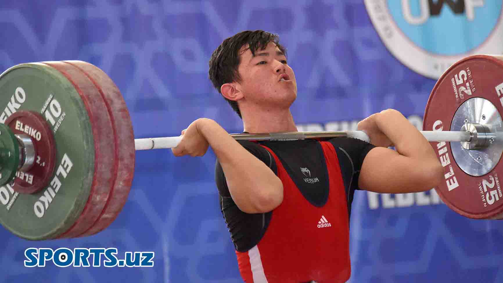 Yalangoch ayol ogir atletikachilar